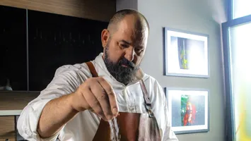 Chef Adi Hădean trage un semnal de alarmă cu privire la scumpirea alimentelor: „E groasă!”. Despre mâncarea livrată acasă: „Eu aș numi-o nutreț livrabil”