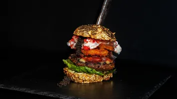 Cel mai scump hamburger din lume costă aproape 10.000 de euro, chiar dacă ingredientele sunt ținute secrete. E disponibil doar pentru cei care primesc o invitație