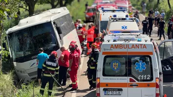 Accident grav pe DN29. Un autocar cu 12 persoane s-a răsturnat. ISU a activat Planul Roșu de Intervenție