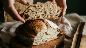 Rețetă. Pâine cu maia fără drojdie, preparată ca pe vremea bunicilor. Ingredientul care o face extrem de gustoasă