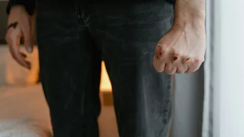 Parlamentarii au adoptat Legea ”România fără violenţă”. Pedepsele date agresorilor se dublează!