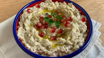 Salată de vinete cu iaurt. O rețetă delicioasă pe care trebuie să o încerci în zilele călduroase de vară
