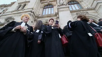 Greva magistraţilor – judecătorii mai multor curţi, în frunte cu Curtea de Apel Bucureşti, suspendă de miercuri şedinţele. Procurorii opresc anchetele