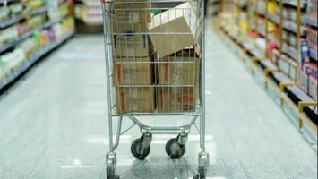 ALERTĂ! Aliment aflat printre favoritele românilor, retras din magazinele Auchan și Carrefour, după moartea a doi oameni infectați cu o bacterie foarte periculoasă