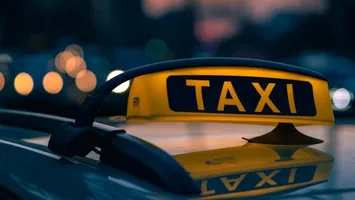 O turistă a plătit 1.500 de euro pentru o cursă de nici doi kilometri cu taxiul. Ce mesaj i-a transmis șoferului care a țepuit-o: „Cumpără-i soției ciocolată”
