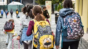 Cardurile educaţionale de 500 de lei pentru 12.700 de copii vor fi alimentate în aprilie. Ministrul Investiţiilor Dragoș Pâslaru: Circa 9.000 de alte tichete sunt „în curs de procesare”