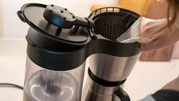Nu mai arunca banii pe soluții scumpe! Acest truc cu oțet își face aparatul de cafea ca nou