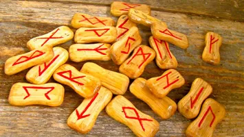 Previziuni rune august 2026: moșteniri, revelații și schimbări de destin. Nativii care atrag bani și proprietăți