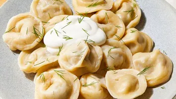 Trei delicii culinare din Basarabia pe care nu trebuie să le ratezi! Soleanca, pelmenii și salata Shuba, tradiție și arome servite pe farfurie