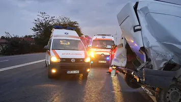 Patru răniți după un accident dintre o autoutilitară şi un microbuz, în Giurgiu
