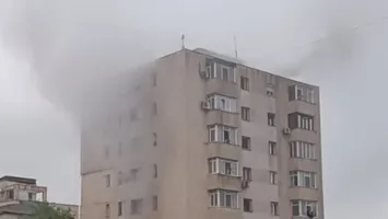 Incendiu într-un bloc din Iași. Patru persoane au ajuns la spital cu intoxicație cu fum
