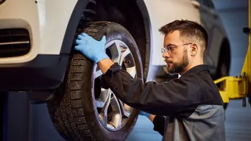 Cauciucuri de iarnă 2025. Românii cumpără masiv anvelope de iarnă pentru a evita scumpirile. Iarna se întoarce de miercuri, 15 octombrie