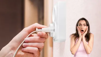 O turistă a fost taxată pentru că a scos din priză minibarul din cameră: „Am blocat cardul”