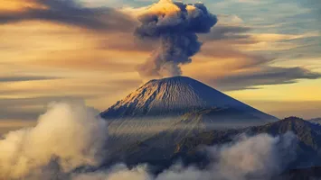 Un vulcan a erupt de zece ori în Indonezia, sute de oameni evacuaţi VIDEO