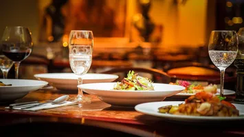 Român din diaspora, șocat de prețurile uriașe din Cluj. Cât a plătit pe o salată și o supă: ”Data viitoare venim cu apă și sendvișul la pachet”