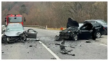 Accident cu șase victime în Mureș. Un copil de 3 ani a ajuns la spital după ce două mașini s-au ciocnit violent