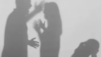 Victimele violenței domestice ar putea călători, împreună cu copiii lor, fără acordul agresorului