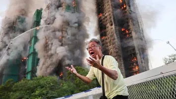 Bilanţul victimelor în incendiul de la Hong Kong creşte la 128 de morţi. Lupta împotriva flăcărilor s-a încheiat, căutarea dispăruţilor continuă