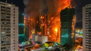 Tragedia ia proporţii: 36 de morţi şi zeci de răniţi în stare critică după incendiu violent care a cuprins un complex de blocuri din Hong Kong
