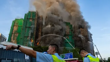 Incendiul de proporții din Hong Kong nu a fost stins. Bilanțul victimelor crește alarmant: cel puțin 44 de morți. Sute de oameni captivi în blocurile care ard ca torțele / Trei arestați