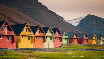 Orașul din Norvegia unde înmormântările și nașterile sunt interzise. Regulile neobișnuite ale celor 2.000 de locuitori