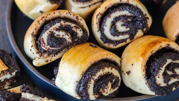 Rulouri pufoase cu mac. Rețeta simplă și delicioasă care reunșete toată familia la masă