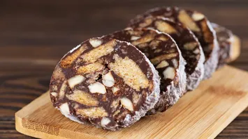 Salam de biscuiți, rețetă de post fără coacere. Se face foarte ușor și ai nevoie doar de câteva ingrediente