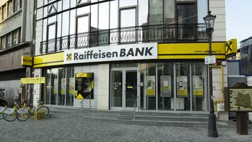 Vestea momentului pentru românii care au cont şi card la Raiffeisen Bank. Ce se întâmplă cu banii clienţilor