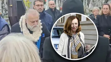 EXCLUSIV – Cine e răspopitul care a cântat la căpătâiul ministrei Rodica Stănoiu la cimitir. Ea a reclamat că i-au dispărut acte de proprietate, înainte de deces