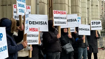 PUSL protestează în fața Ministerului Mediului, Apelor și Pădurilor și cere demisia ministrului Diana Buzoianu