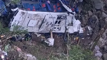 Accident teribil, 12 copii au murit, după ce un autobuz care se întorcea dintr-o excursie s-a răsturnat