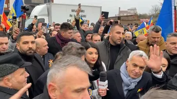 Călin Georgescu, aşteptat la Alba Iulia cu pancarte cu „Turul 2 înapoi”: „Corabia România se scufundă, iar celor de azi nu le pasă”