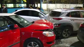 Accident cu cinci maşini în Capitală. Un şofer de 20 de ani a lovit o mașină pe care a proiectat-o în alte trei vehicule