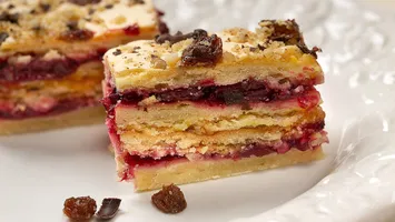 Prăjitura Arlechin, desertul care a cucerit generații întregi. Rețeta care nu dă greș niciodată