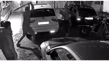 Momente de groază de Crăciun. Un bărbat a intrat cu toporul în casă, l-a atacat pe proprietar și a distrus două mașini. Totul a fost surprins de camerele video