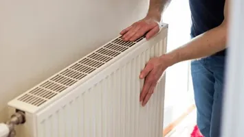 Ce poţi face când apa caldă sau căldura ajunge mai puţină sau deloc în apartamentul tău. Legea este clară!