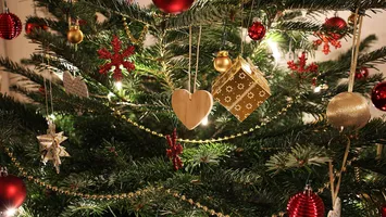 Greșeala pe care mulți o fac atunci când împodobesc bradul de Crăciun. Culoarea care ar trebui evitată