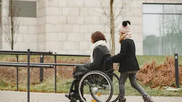 Taxe și impozite 2026. Până la sinecuri și cheltuieli inutile, guvernul ”lovește” dur persoanele cu dizabilități. Ce scutiri ale acestora vor fi eliminate