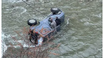 Accident grav pe Defileul Jiului. Mașina în care se aflau un preot și o măicuță a ajuns în râu