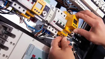 Meseriile de instalatori și electricieni, la mare căutare. Tinerii nu mai vor locuri de muncă amenințate de AI