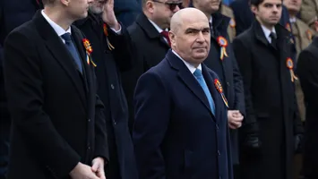 Paradă militară şi la Alba Iulia. Premierul Bolojan, huduit copios şi la intonarea imnului