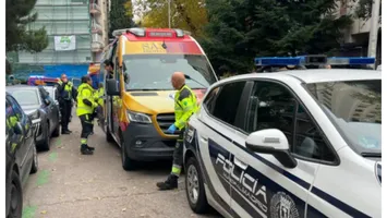 O mamă a căzut de la etajul zece cu gemenii în brațe. Tragedia a avut loc la câteva ore după ce cumpărase cadouri pentru cei mici