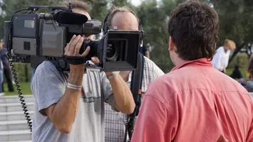 Care este „prețul” celebrității? Adevărul despre salariile oamenilor din spatele ecranului: de la cameramani la editori video