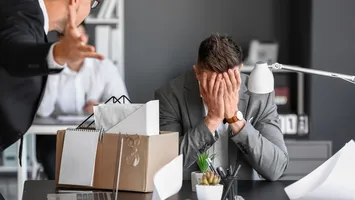 Ghidul angajatului concediat 2026: Iată ce drepturi ai dacă tocmai ai fost „disponibilizat”