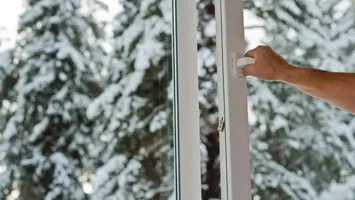 Cât de des trebuie aerisită locuința pe timpul iernii. Experții recomandă să faci asta în sezonul rece