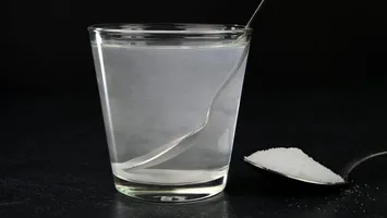 Metoda prin care poți verifica „energia casei”. Ai nevoie doar de un pahar cu apă și puțină sare