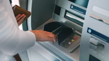 Românii pierd sute de lei din comisioanele bancare. Ce arată datele Băncii Naționale a României