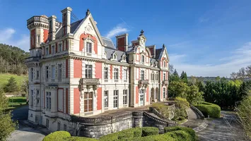 Să locuiești într-un castel în Franța a ajuns mai ieftin decât să locuiești într-un apartament cu două camere în Ferentari. Cât costă un duplex într-un castel istoric