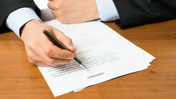 Clauzele de prelungire automată ajung să le scoată românilor din buzunar chiar și sute de lei. Contractul trebuie citit integral, cu atenție