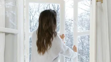 Sfaturile experților pentru aerisirea locuinței. Motivele pentru care nu ar trebui să deschizi ferestrele dimineața pe timp de iarnă